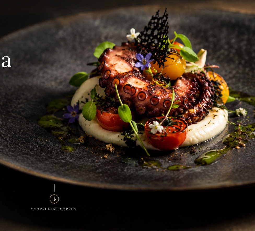 Creazione gourmet con polpo, verdure e salsa