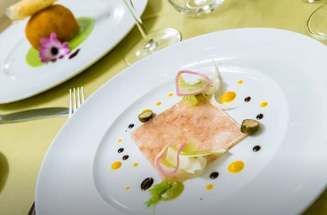 Piatto gourmet di pesce con elementi vegetali
