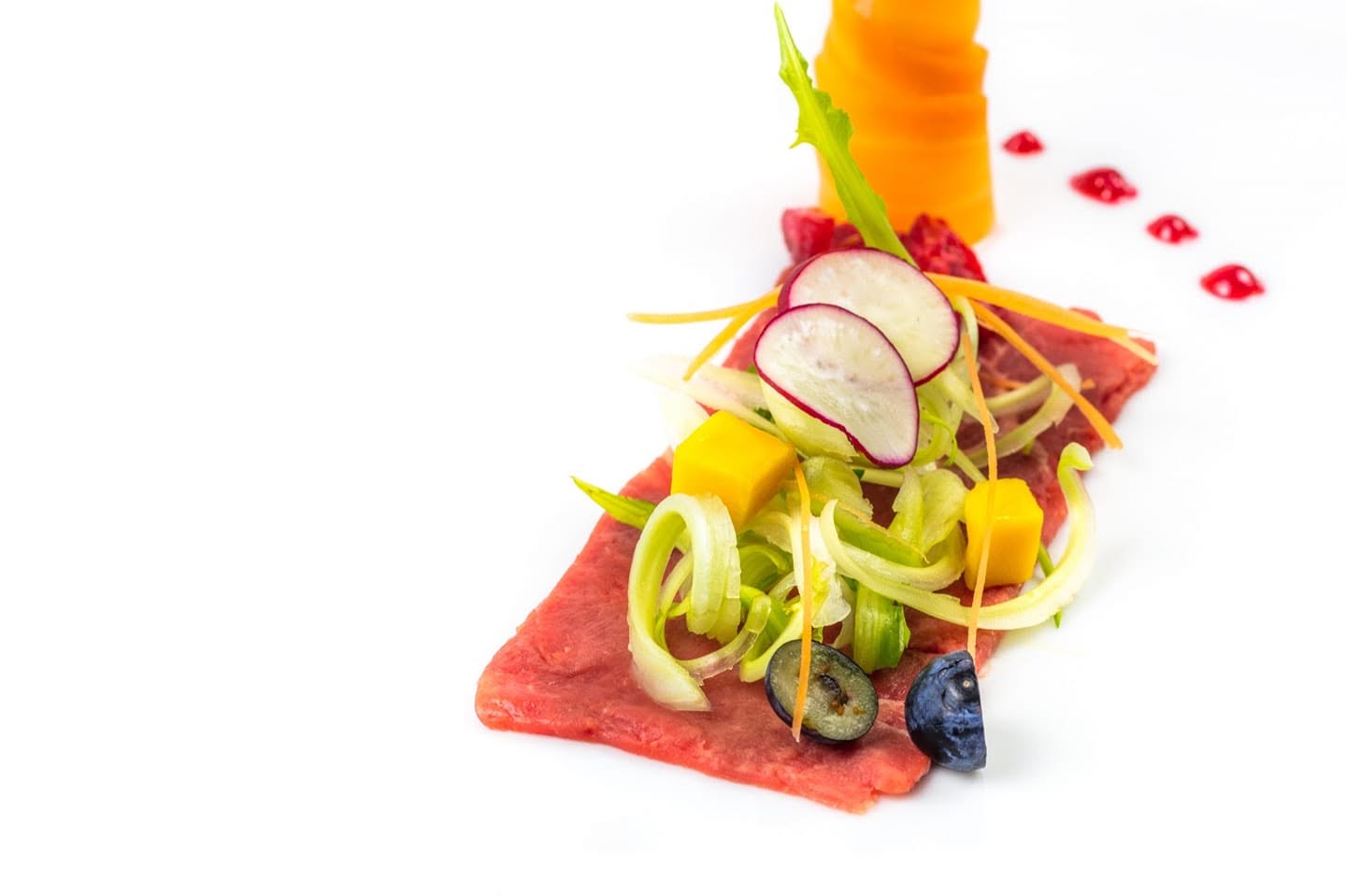 Carne cruda marinata con verdure e frutta